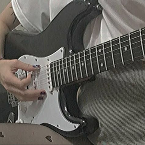 Gitar Vintage, White Aesthetics, Guitar Obsession, Guitar Photos, Cool Electric Guitars, Guitar Girl, Soft Aesthetic, Gray Aesthetic, Aesthetic Indie