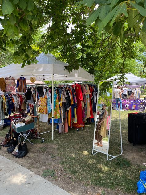 Thrift Pop Up Booth, Thrift Market Stall, Yard Sale Aesthetic, Garage Sale Set Up Ideas, Garage Sale Aesthetic, Pop Up Clothing Display, Vendor Booth Display Ideas Clothing, Flea Market Booth Display Ideas, Vintage Clothing Display