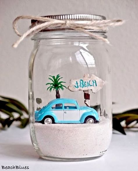 Adorable decorating ideas with Mason glass jars, capturing the beach! Featured on Completely Coastal. Beach Jar, Strand Decor, Beach Christmas Decorations, Deco Marine, Soya Mumu, Diy Beach, Christmas Decoration Ideas, Diy Jar Crafts, Themed Christmas