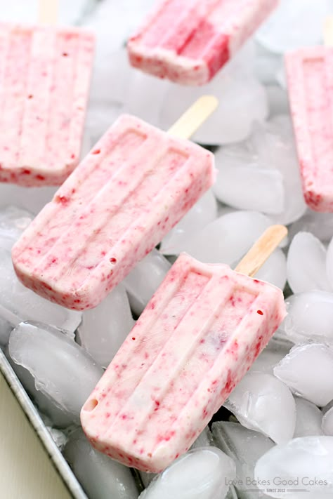 Strawberry Yogurt Popsicles, Strawberry Greek Yogurt, Yogurt Popsicle Recipes, Fruity Popsicles, Healthy Popsicle Recipes, Strawberry Popsicles, Healthy Popsicles, Yogurt Pops, Yogurt Popsicles