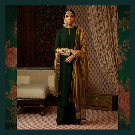 Bottle green cotton matka kurta with a silk matka sharara and tissue Odhna. Embellished with hand painted zardosi borders. Uncut Diamond, rubies, emeralds and antique gold wedding set from the Sabyasachi heritage jewelry collection. #Sabyasachi #SabyasachiJewelry #TheWorldOfSabyasachi Sabyasachi Mukherjee, Desi Outfits, Indian Designer Suits, Salwar Kamiz, Kurti Designs Party Wear, Indian Bridal Fashion, Indian Suits, Indian Designer Outfits, Indian Attire