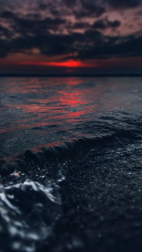 Dark and black wallpaper #wallpaper #background Black Ocean Aesthetic, Ocean Lockscreen, 27 Aesthetic, Vintage Lockscreen, 555 Wallpaper, Dark Iphone Backgrounds, Frühling Wallpaper, Dark Tide, Dark Ocean