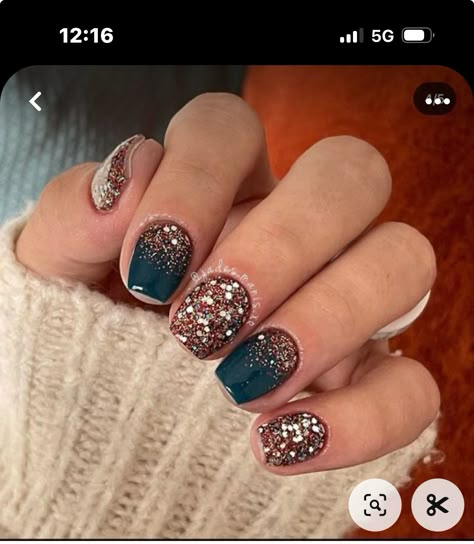 Beetles Gel Polish Nail Art, Gel Dip Nails Designs Fall, Fall Winter Nails Acrylic, Winter Nail Inspiration Short, Coral Fall Nails, Cute Nail Designs For Short Nails Fall, Fancy Dip Nails, Winter Nails Powder Dip, Dip Powder Nails January 2023