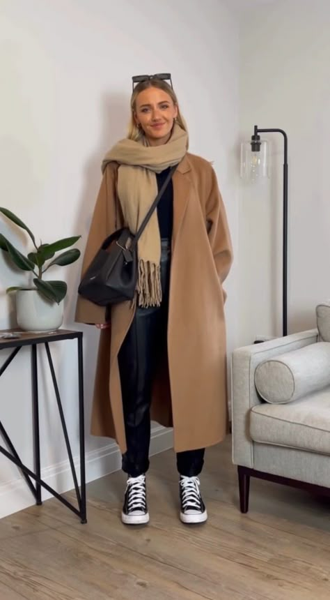 Tapado camel, bufanda chocolate de Blanca, buzo negro, jogger negro, zapas negras Amsterdam Fits Winter, Trendy Mum Outfit, Winter Mum Outfit, Mum Fashion 2023, Winter In Madrid Outfit, Autumn Mum Outfits, Amsterdam Autumn Outfit, Fall Amsterdam Outfits, Mum Winter Outfits