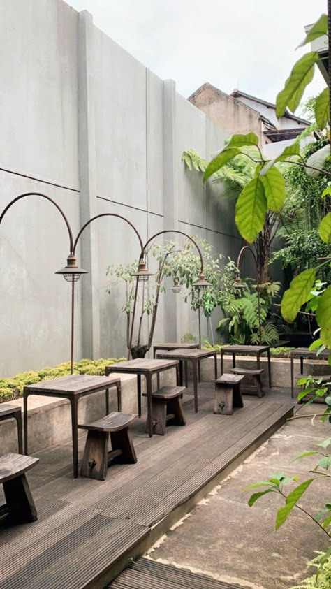 Commercial Patio Design, Open Cafe Outdoor Design, Coffee Shop Plants, Beer Garden Design, Pintu Interior, Coffee Shop Concept, Industrial Cafe, Rustic Cafe, Outdoor Restaurant Design