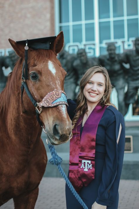 Senior Horse Photography, Cowgirl Senior Pictures, Equine Photography Poses, Horse Senior Pictures, Horse Photoshoot, Senior Year Pictures, Cute Senior Pictures, Horse Photography Poses, Cap And Gown Pictures