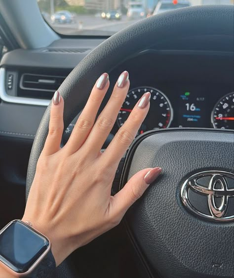 Chrome Nails Light Brown, Crome Nails Copper, Brown Nails Chrome Powder, Toffe Chrome Nails, Brown Nails Matalic, Brown With Pearl Chrome, Opi Brown Chrome Nails, Brown Chromatic Nails, Gel Nails Light Colors