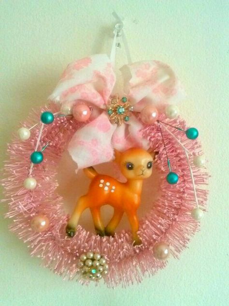 Kitsch Christmas Decor, Kitschy Christmas Decor, Retro Wreath, Pastel Ornaments, Deer Wreath, Vintage Pink Christmas, Christmas Kitsch, Kitschy Decor, Christmas Home Decor Ideas