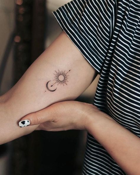 Tattoo Ideas For Women Minimalist, Simple Star Tattoo, Small Sun Tattoo, Sun And Moon Tattoo Ideas, Star Tattoo On Wrist, Moon Tattoo Ideas, Tattoo Sonne, Sun Tattoo Designs, Sun And Moon Tattoo