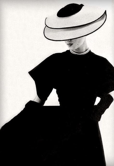 Norman Norell #normannorell #photography #blackandwhite #vintage #vintagephotography Norman Norell, Fashion 1950, 1960 Fashion, Mid Century Fashion, 50 & Fabulous, Fashion 1950s, Vintage Fashion Photography, Vintage Couture, 1960s Fashion