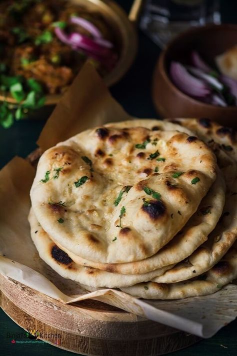 No Yeast Whole Wheat Garlic Naan | 17 Best Indian Flat Breads Recipes Worth To Try Out At Home Naan Recipes, Garlic Naan Recipe, Recipes With Naan Bread, Indian Breads, Indian Flat Bread, Pizza Roll, Garlic Naan, Diner Recept, Bread Ideas