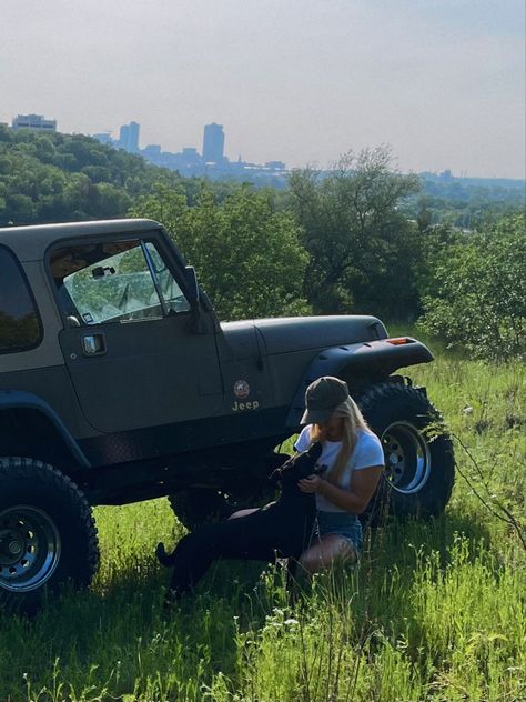 Jeep Aesthetic, Catherine Cowles, Truck Accessories Ford, Mom Aesthetic, Arte Peculiar, Aesthetic Cars, Summer Vision, Wrangler Sahara, Jeep Wrangler Sahara