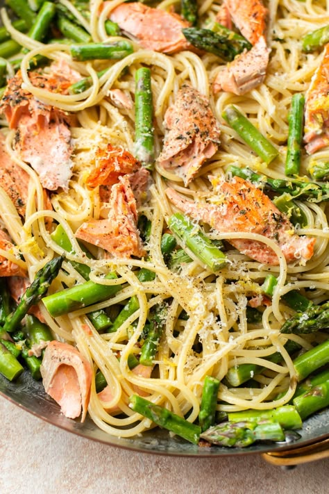 This salmon and asparagus pasta is simple to make, and you will love the lemony garlic cream sauce. Ready in about 30 minutes! Salmon Pesto Pasta, Pasta Asparagus, Asparagus Dinner, Asparagus Pasta Recipes, Lemon Asparagus Pasta, Salmon Pasta Recipes, Salmon Asparagus, Creamy Salmon, Lemon Garlic Salmon