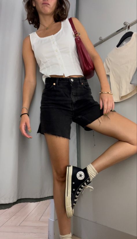 Black Shorts Aesthetic, How To Style Black Jean Shorts, Spaghetti Strap Outfit, All Star Converse Outfit, Black Jean Shorts Outfit, Black Denim Shorts Outfit, Blue Jean Shorts Outfit, Summer Jean Shorts Outfit, Black Shorts Outfit