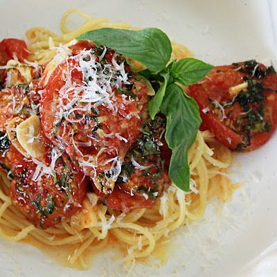 Fresh Campari Tomato Sauce @keyingredient #cheese #shrimp #tomatoes #dessert Campari Tomatoes, Ovulatory Phase, Italian Pasta Sauce, Tomato Pasta Recipe, Tomato Dishes, Tomato Recipe, Fresh Tomato Recipes, Homemade Spaghetti Sauce, Tomato Sauce Recipe