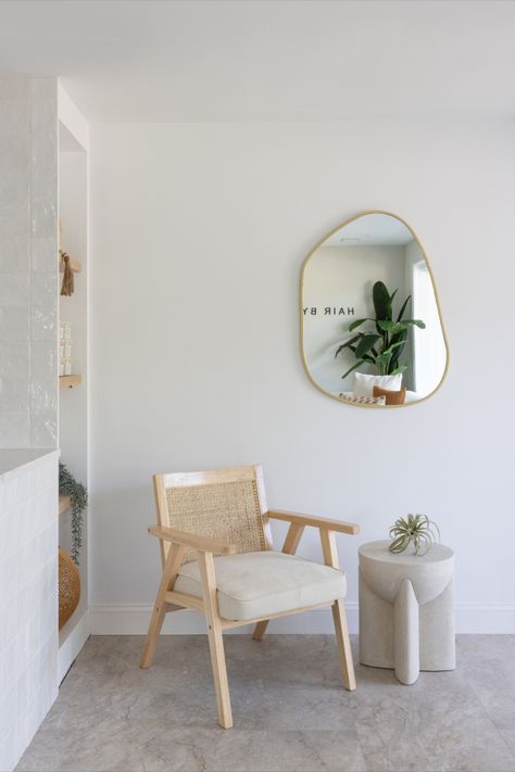 Organic Modern Waiting Room, Esthetician Reception Area, Beachy Salon Decor, Coastal Hair Salon, Neutral Hair Salon Decor, Salon Waiting Area Ideas, Salon Suite Decor Ideas, Salon Shampoo Area, Salon Waiting Area