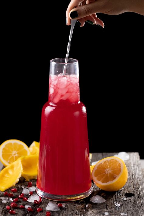 Blueberry Pomegranate Lemonade, Pomegranate Lemonade, Summer Beverages, Pomegranate Recipes, Halloween Housewarming, Pineapple Lemonade, Vodka Lemonade, Mint Lemonade, Dark Red Color