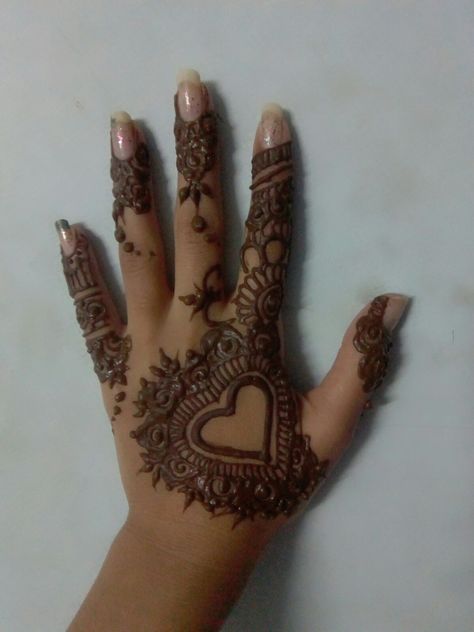 Heart Shaped Henna Designs, Heart Mehendi Designs, Heart Henna Designs, Heart Mehndi Designs, Cone Designs For Hands, Heart Shape Mehndi Design, Heart Henna, Eid Ideas, Henna Inspo