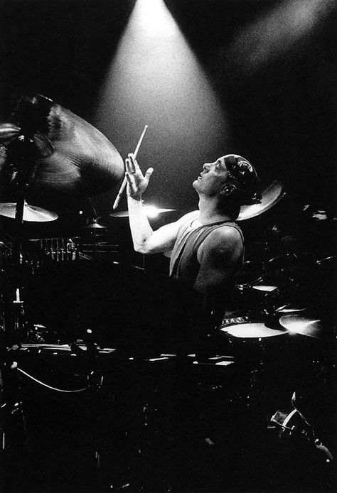 A moment caught in time.  Neil Peart during the 1992 "Roll The Bones" Tour Vintage Rock Shirt, Playing Drums, Alex Lifeson, Rush Band, Neil Peart, Drum Solo, Life On Mars, Ashton Irwin, Progressive Rock