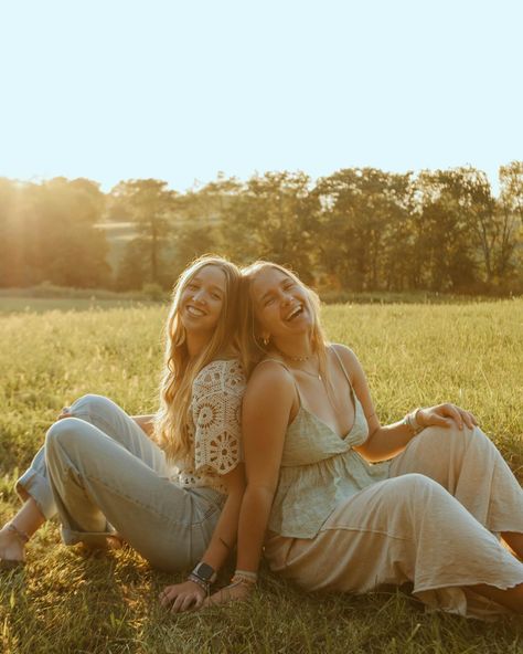 can we please start normalizing bestie photoshoots?? Because they’re so stinking cute and fun!! Had a blast taking photos of these sweet friends!!☺️ Photos For Two Friends, Photoshoot With Girlfriends, Photography Poses For Two Friends, Photoshoot Poses For Best Friends, Cute Poses For Best Friends, Two Friends Pose Ideas, Poses With 2 Friends, Picture Poses For Sisters, Bsf Pics Ideas