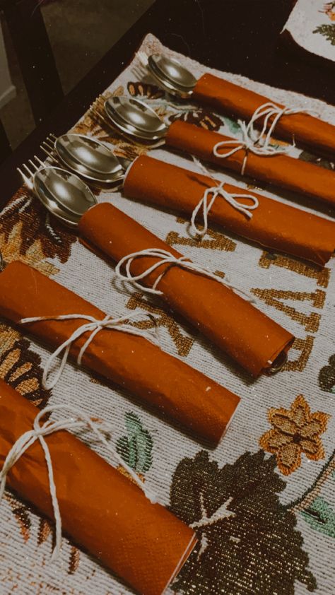 Thanksgiving forks spoons and knifes wrapped in napkin.. string bow. DIY in less than 20 min Napkin Wrap, Thanksgiving Dinner Table Setting, Thanksgiving Bulletin Boards, Bow Diy, Thanksgiving Dinner Table, Spring Brunch, Dinner Table Setting, Forks And Spoons, Choose Joy