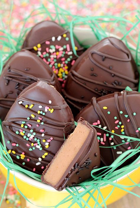 Chocolate Peanut Butter Eggs, Peanut Butter Easter Eggs, Easter Cheesecake, Peanut Butter Eggs, Chocolate Peanut Butter Cake, Chocolate Fan, Easter 2021, Think Food, Chocolate Eggs