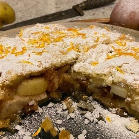 Pear Pie Recipe, Short Pastry, Tudor England, Medieval Recipes, Pear Pie, Fruit Recipe, Candied Orange, Candied Orange Peel, Spiced Pear