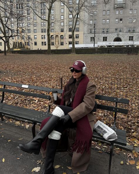 Central Park in December 🍂☕️🖤 New York City Outfits Winter, City Outfits Winter, Central Park Aesthetic, Chicago Fits, Nyc Mood Board, Nyc Girls Trip, New York Photo Ideas, Central Park Winter, Nyc Ootd