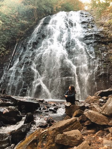 Hiking Waterfall Aesthetic, Waterfall Poses Photo Ideas Women, Waterfall Photo Ideas, Poses In Nature Photo Ideas, Poses Near Waterfall, Waterfalls Photoshoot, Waterfall Poses Photo Ideas, Waterfalls Aesthetic, Waterfall Picture Ideas