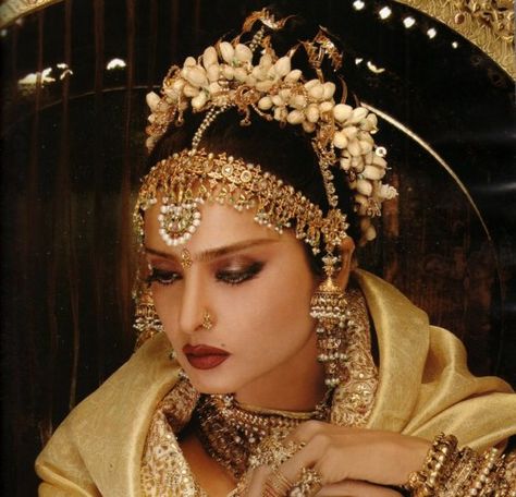 Rekha Saree, Retro Bollywood, Copper Hair Color, Vintage Bollywood, Indian Aesthetic, Glamorous Style, Ethereal Beauty, Traditional Indian, Indian Bridal