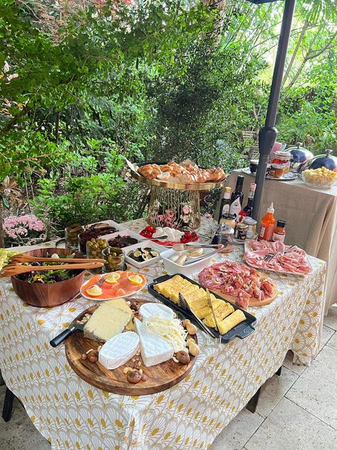 What to serve at a garden brunch paerty Poolside Brunch, Grad Brunch, Vegas Aesthetic, Garden Brunch, Graduation Brunch, Outdoor Brunch, Outdoor Graduation, Garden Party Theme, Morning Brunch