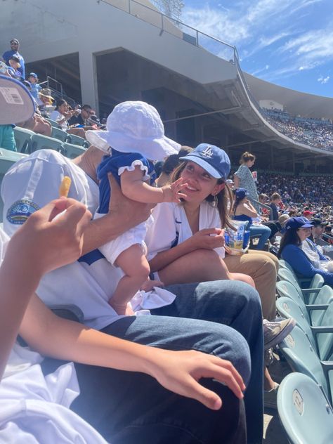 Family Baseball Game, Dad With Baby Aesthetic, Baseball Wife Aesthetic, Mlb Wife Aesthetic, Baseball Babies, Mlb Wife, Baseball Aesthetic, Baseball Wife, Baseball Boyfriend