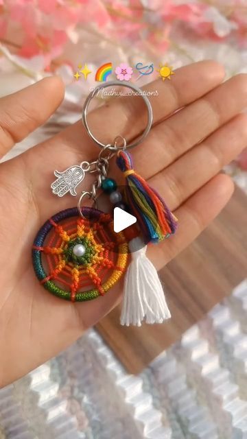 Beaded Suncatchers, Diy Crafts Keychain, Cords Crafts, Keychain Craft, Handmade Gifts Diy, Handmade Keychains, Handmade Dreamcatcher, Diy Embroidery Patterns, Fiber Jewelry