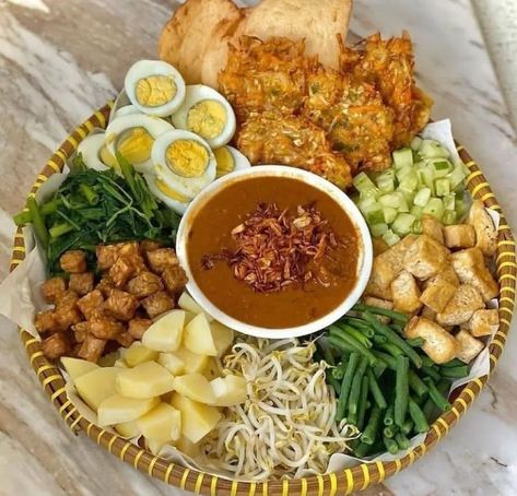 Kecap Manis, Grocery Foods, Makanan Diet, Indonesian Food, Serving Food, Food Plating, Food Menu, Salad Dressing, Amazing Food