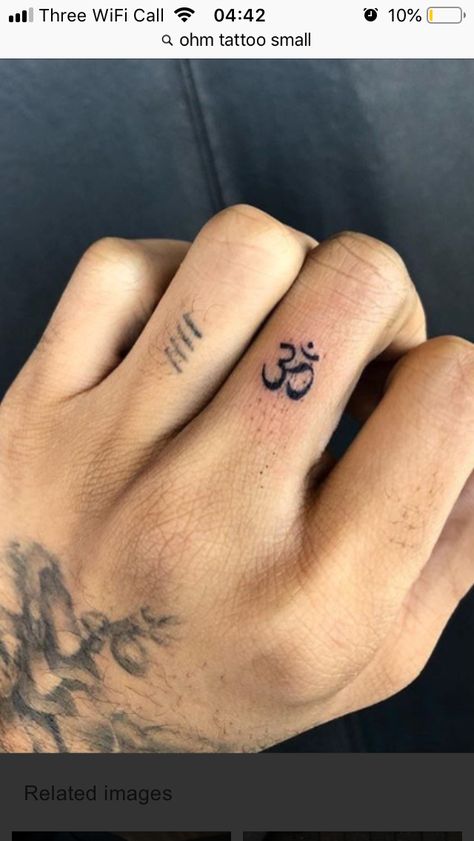 Indie style ohm tattoo on finger Mini Om Tattoo, Ohm Finger Tattoo, Om Face Tat, Small Ohm Tattoo Design, Ohm Tattoo Design, Aum Tattoo, Ohm Tattoo, Tattoo On Finger, Om Tattoo Design