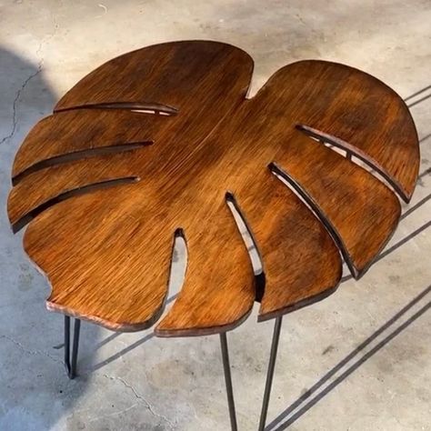 Cheese Plant Leaf, Leaf Coffee Table, Unique End Tables, Wood Working Projects, Swiss Cheese Plant, Woodworking Furniture Plans, Cheese Plant, Unique Coffee Table, Monstera Deliciosa