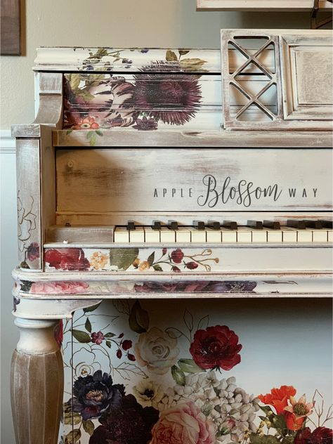 Painted floral piano. White painted pianos, painted piano, white furniture, floral furniture, floral piano, painted piano diy. Piano Painted, Piano Room Decor, Painted Piano, Piano Restoration, Painted Pianos, Piano Decor, Floral Furniture, Dengeki Daisy, Piano Art