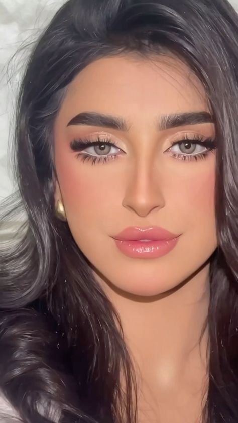 Heavy Makeup Look Wedding, Arabic Makeup Natural, Arabic Make-up, Arab Makeup, White Eye Pencil, Wedding Makeup Bride, Light Makeup Looks, Arabic Makeup, Bride Looks