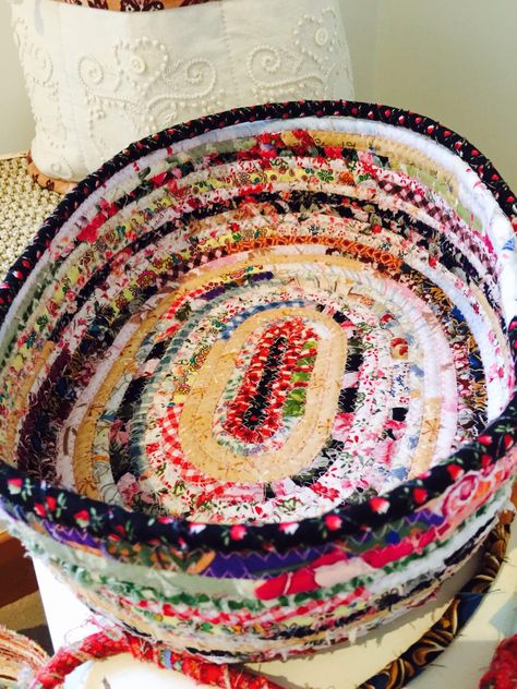 Diy Jelly Roll Rug, Rope Basket Tutorial, Coiled Fabric Bowl, Clothesline Basket, Fabric Rope, Fabric Basket Tutorial, Rope Bowls, Rope Rug, Diy Rope Basket