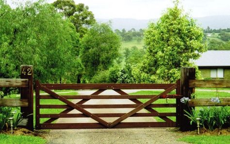 Farm Fence Gate, Farm Gates Entrance, Ranch Entrance Ideas, Farm Gates, Farm Entrance, Wooden Gates Driveway, Ranch Gates, Timber Gates, Wooden Gate