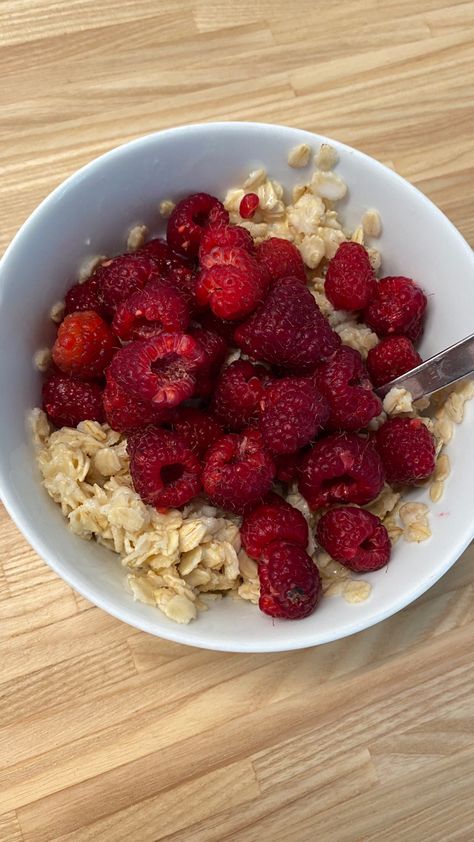 oats with raspberries Healthy Breakfast Idea, Oat Cereal, Baked Oats, Breakfast Idea, Healthy Meals, Oats, Healthy Breakfast, Good Eats, Cereal