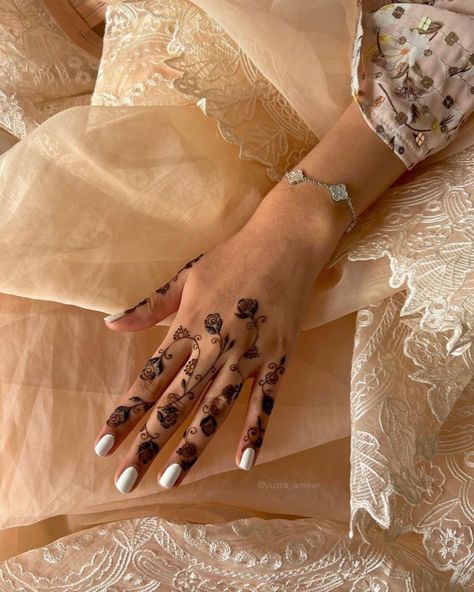 Some mehndi inspo for all my girlies for this Eid ✨ Via: @pinterest Dainty Henna, Aesthetic Mehndi Designs, Tikki Mehndi Design, Henna Flowers, Aesthetic Mehndi, Tikki Mehndi, Indian Henna Designs, Unique Henna, Henna Style Tattoos