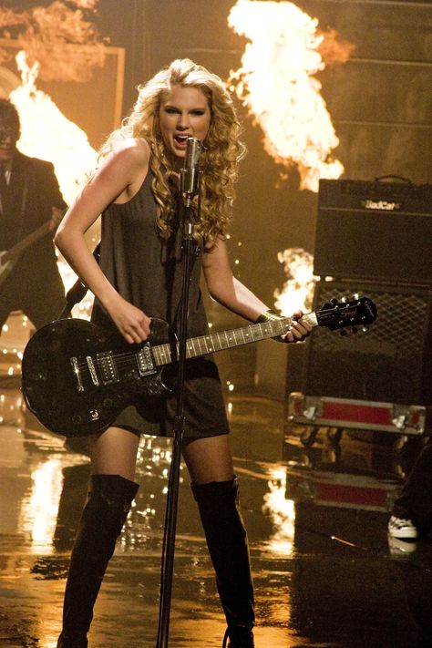 You're just another picture to burn!!!!!!!!! Picture To Burn, Taylor Swift Guitar, Taylor Swift Fotos, Taylor Swift Music Videos, Taylor Swift Web, Taylor Swift Music, Swift Photo, Taylor Swift Album, Long Live Taylor Swift