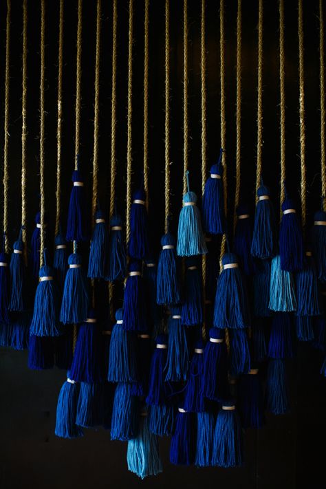 DIY suspended tassel backdrop - photo by Anna Naphtali http://ruffledblog.com/diy-suspended-tassel-backdrop Tassel Backdrop, Hantverk Diy, Yarn Wall Art, Flower Wall Backdrop, Wedding Ceremony Backdrop, Diy Tassel, Wall Backdrops, Ceremony Backdrop, Yarn Diy