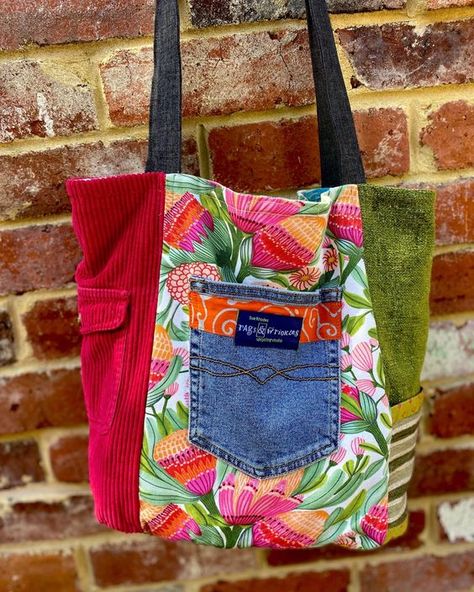 Merry market day bitser bag 1 #recycledenimprojects #recycledenimbag #recyclejeansbag Upcycle Bags Ideas, Upcycle Tote Bag, Handmade Fabric Purses, Artsy Bag, Upcycled Tote, Sac Tote Bag, Sac Diy, Market Day, Blue Jeans Crafts