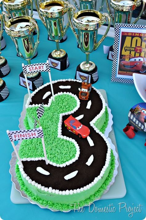 TheDomesticProject - Simple step by step instructions for decorating a Cars cake Race Car Cakes, Cars Birthday Cake, Cars Cake, Disney Cars Birthday, Cars Birthday Party Disney, Car Birthday Theme, Race Car Birthday Party, 3rd Birthday Cakes, Cars Theme Birthday Party