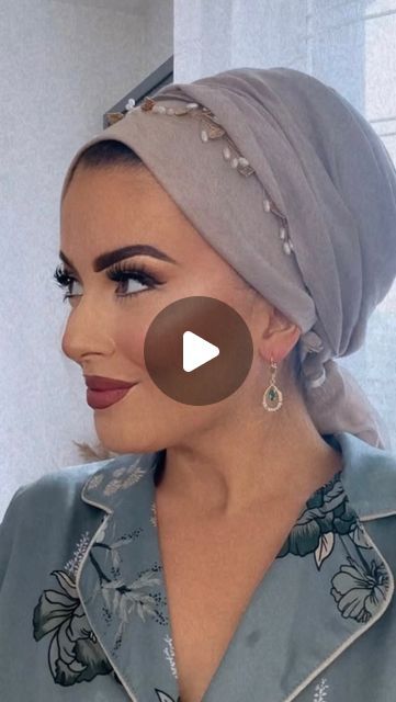 MAKE UP BY CALI 🍉 on Instagram: "NEW REELS TUTORIAL ✨  #turban #tutorial #turbanista   Hello beauties ❤️  Alors /10 vous mettez combien à ce style de turban ?!  Ça change un peu des turban en hauteur. J’aime l’élégance de la couette ou du chignon bas 🤩  J’attends vos avis hihi   #tutorial #turbanstyle #reels #newreels #instareels #modest #modestfashion #reelsinstagram #reelsviral #reelstutorial #howtoperfect #grwm #viral #ootd #outfit #inspiration #inspo #beauty #instabeauty #instadaily #instamood #makeupartist #mua #makeup" Hijab Turban Style Tutorials, Turban Style Outfits, Turban Style Tutorial, Turban Hijab Tutorial, Hair Turban Tutorial, Tutorial Turban, Turban Style Hijab, Turban Outfit, Hijab Turban Style