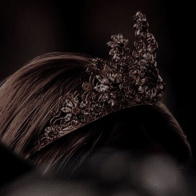 Crown Aesthetic Dark, Maja Core, Princess Crown Aesthetic, Emmy Core, Elizabeth + Core + Aesthetic, Villain Core, Victoria + Core + Aesthetic, Twilight Harry Potter, Dark Princess Aesthetic