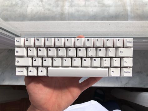 Desk Tech, Keyboard Custom Keys, Keyboard Custom, Keyboard Design, Keyboard 60%, Diy Mechanical Keyboard, Desktop Environment, Retro Mechanical Keyboard, Split Mechanical Keyboard