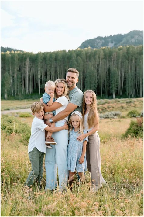 Family Pictures Jeans Color Combos, Family Pictures Denim, White And Denim Family Pictures, Denim And White Family Pictures, Large Family Photo Poses, Summer Photo Outfits, Casual Family Photos, Large Family Photo, Mountain Family Photos